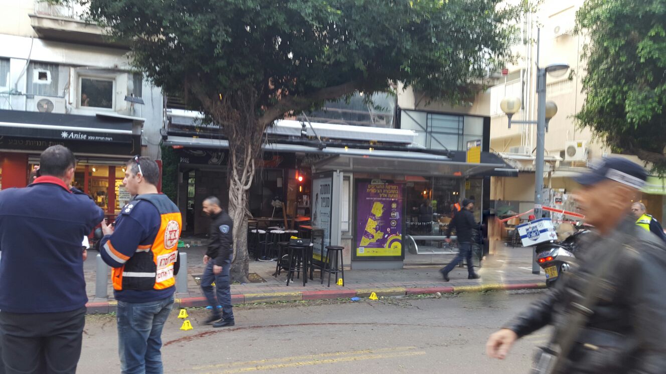 2 הרוגים ו 7 פצועים בפיגוע ירי לעבר פאב ברחוב דיזינגוף בתל אביב - צילום דוברות מדא 1.1.16 (4)