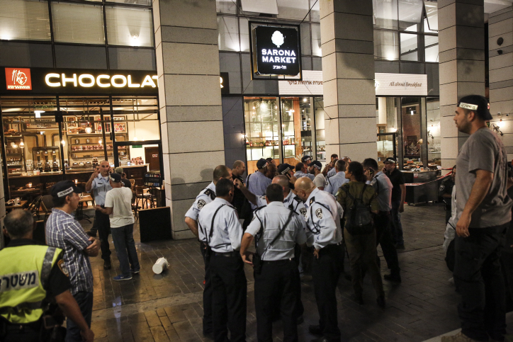 Israeli security forces at the scene where a suspect terrorist opened fire at the Sarona Market shopping center in tel Aviv, on June 8, 2016. The suspect shot and wounded 9 people, one of them critically injured, in a suspected terror attack in the center of the city. Photo by Miriam Alster/Flash90 *** Local Caption *** ?? ???? ???? ????? ????? ????? ???