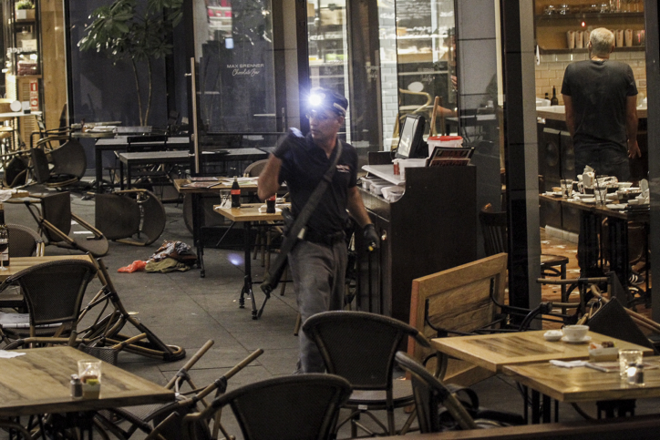 Israeli security forces at the scene where a suspect terrorist opened fire at the Sarona Market shopping center in tel Aviv, on June 8, 2016. The suspect shot and wounded 9 people, one of them critically injured, in a suspected terror attack in the center of the city. Photo by Miriam Alster/Flash90 *** Local Caption *** ?? ???? ???? ????? ????? ????? ???
