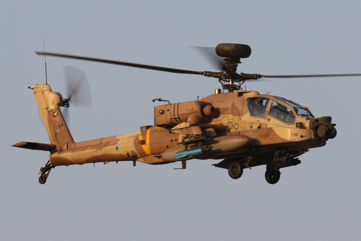 Boeing AH-64 Apache fly at a Graduation ceremony for Israeli Air Force soldiers who have completed the IAF Flight Course, at the Hatzerim Air Base in the Negev desert. June 28, 2016. Photo by Ofer Zidon/Flash90 *** Local Caption *** ???? ??? ????? ??? ?????? AH-64 ????'?