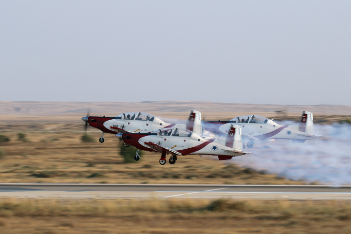 Display of Israel airforce aerobatic fly at a Graduation ceremony for Israeli Air Force soldiers who have completed the IAF Flight Course, at the Hatzerim Air Base in the Negev desert. June 28, 2016. Photo by Ofer Zidon/Flash90 *** Local Caption *** ???? ??? ????? ?????? ?????
