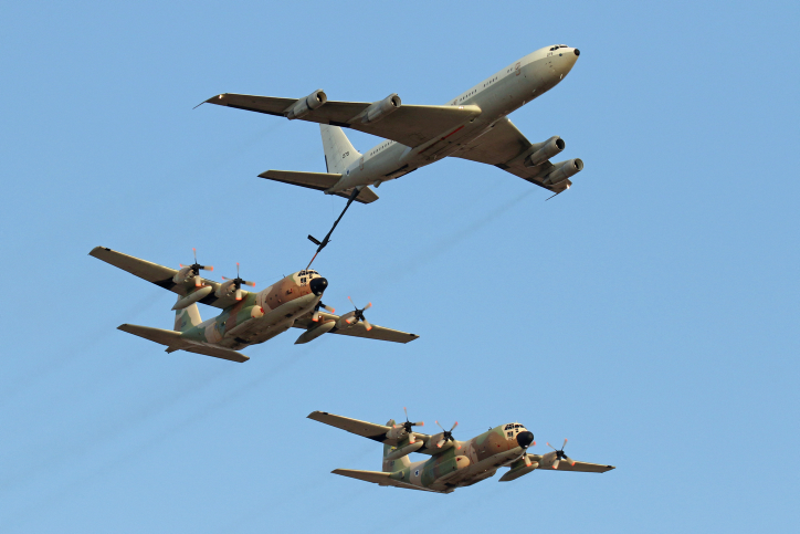 Boeing 707 and Lockheed C-130 Hercules demonstrate Mid-air refueling at a Graduation ceremony for Israeli Air Force soldiers who have completed the IAF Flight Course, at the Hatzerim Air Base in the Negev desert. June 28, 2016. Photo by Ofer Zidon/Flash90 *** Local Caption *** ???? ??? ????? ?????? ?????