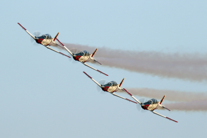 Display of Israel airforce aerobatic fly at a Graduation ceremony for Israeli Air Force soldiers who have completed the IAF Flight Course, at the Hatzerim Air Base in the Negev desert. June 28, 2016. Photo by Ofer Zidon/Flash90 *** Local Caption *** ???? ??? ????? ?????? ?????