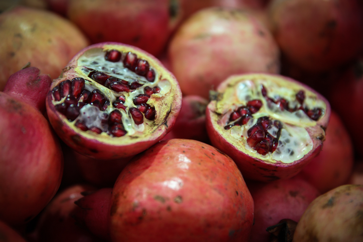 Pomegranates sold for the upcoming Jewish New Year, Rosh Hashana, at the Mahane Yehuda market in Jerusalem, on September 8, 2014. Pomegranates are used in the Jewish ritual of the new year because they supposedly contain 613 seeds, and by eating the pomegranate Jews display their desire to fulfill the 613 commandments written in the Torah. Photo by Hadas Parush/Flash90 *** Local Caption *** ??? ???? ??? ???? ????? ????? ???????