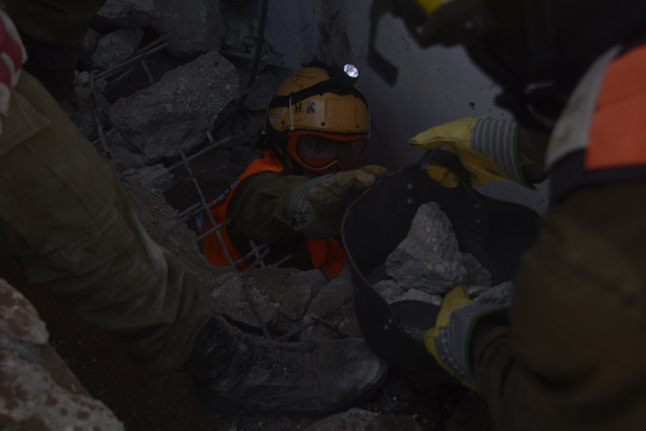 Rescue workers at the site where of a building collpase at a construction site on September 5, 2016 in the Ramat Hahayal of Tel Aviv. Two people were killed, around 20 more were injured, as rescuers tried to rescue several people believed to still be trapped in rubble. Photo by IDF Spokesperson *** Local Caption *** ????? ???? ??? ??? ????? ?????? ?????? ?? ????