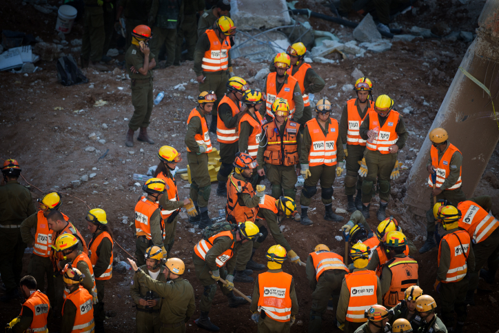 Rescue workers at the site where a crane crashed at a construction site, injuring several people, with about 9 others missing uder the rubble and sand, in Tel Aviv, on September 5, 2016. Photo by Yonatan Sindel/Flash90 *** Local Caption *** ????? ???? ??? ??? ????? ?????? ?????? ?? ????