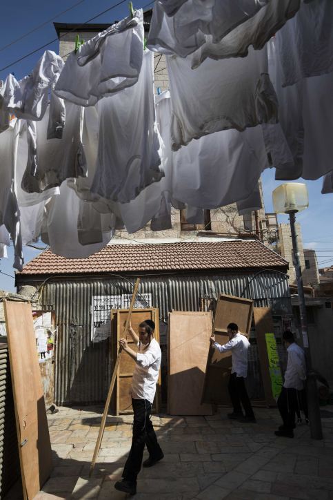 Ultra orthodox Jewish men build a "Sukka" for the upcoming Jewish holiday of Sukkot, in the streets of the ultra orthodox neighborhood of Meah Shearim in Jerusalem. October 10, 2016. Sukkot commemorates the Israelites 40 years of wandering in the desert and a decorated hut or tabernacle (sukka) is erected outside religious households as a sign of temporary shelter. Photo by Nati Shohat/Flash90 *** Local Caption *** ???? ????? ????? ???? ????? ????? ????? ????? ??? ?????