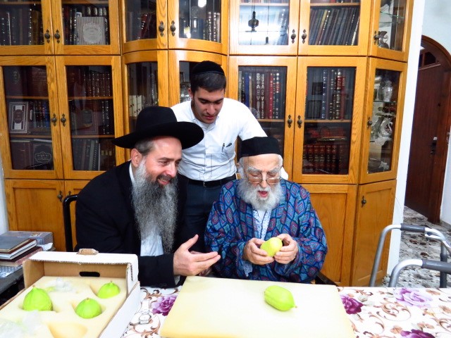 הרב מאמאן עם אתרוג (2)