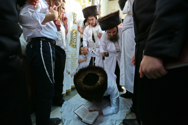 An Ultra Orthodox Jewish man of the Hassidic Lelov dynasty whips another ultra orthodox Jewish man with a leather belt as a symbolic punishment for his sins during the traditional "Malkot" ceremony, a few hours before the start of Yom Kippur, the Jewish holy day of Atonement, in a synagogue in the town of Bet Shemesh, outside of Jerusalem. October 11, 2016. Photo by Yaakov Lederman / FLASH90 *** Local Caption *** ??? ????? ??? ??? ????? ????? ????