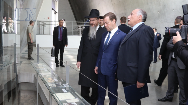תמונות ביקור ראש ממשלת רוסיה ב'יד ושם' עם רבה הראשי של רוסיה 1