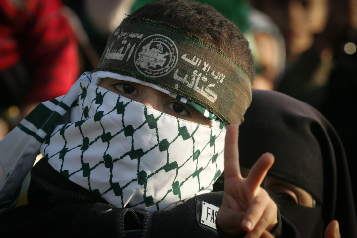 Members of the Ezzedine al-Qassam Brigades, the military wing of the Palestinian Islamist movement Hamas, take part in a rally marking the 29th anniversary of the founding of the movement on December 16, 2016, in Rafah in the southern Gaza Strip, on December 16, 2016. Photo by Abed Rahim Khatib/Flash90 *** Local Caption *** ???? ???????? ???????? ??????? ??? ??????