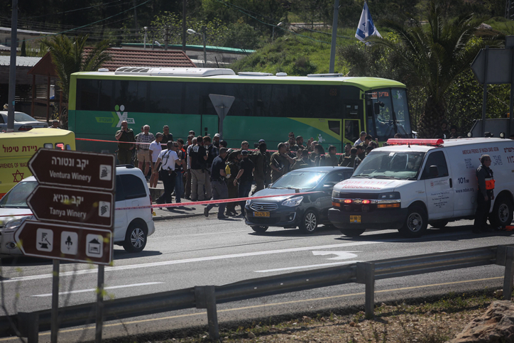 Israeli soldiers and police inspect the scene of a car ramming attack near the Israeli settlement of Ofra, north of the city of Ramallah, in the West Bank, April 6, 2017. According to medical and military sources, an Israeli man was killed and another was wounded in the attack. Photo by Flash90 *** Local Caption *** ????? ???? ????? ???? ???? ???? ?????? ?????? ???? ???? ??? ??????