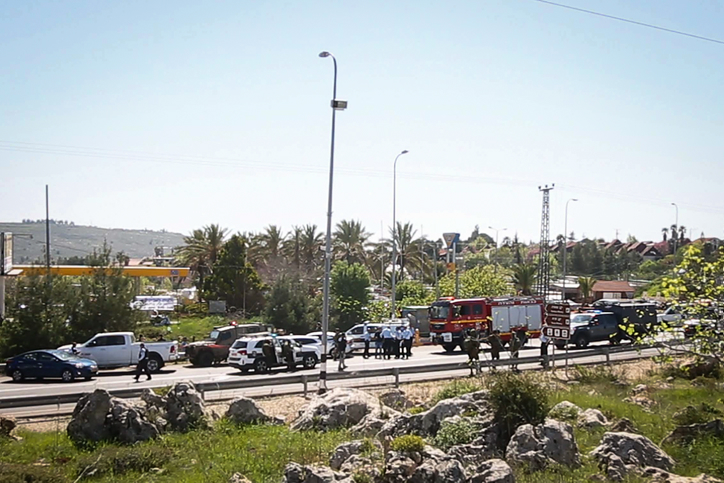 Israeli soldiers and police inspect the scene of a car ramming attack near the Israeli settlement of Ofra, north of the city of Ramallah, in the West Bank, April 6, 2017. According to medical and military sources, an Israeli man was killed and another was wounded in the attack. Photo by Flash90 *** Local Caption *** ????? ???? ????? ???? ???? ???? ?????? ?????? ???? ???? ??? ??????