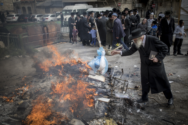 Ultra-Orthodox Jews burn leavened items in a final preparation before the Passover holiday in the Meah Shearim neighborhood, Jerusalem, Friday, April 10, 2017. Religious Jews throughout the world refrain from eating leavened food products and eat the special Matza bread which is without leaven during the eight-day Pesach holiday (Passover), which begins tonight at sunset and commemorates the Israelis' exodus from Egypt some 3,500 years ago and commemorate their ancestors' plight. photo by Yonatan Sindel/Flash90 *** Local Caption *** ????? ??? ????? ??? ????? ??? ?? ???? ????? ??? ????? ???? ??