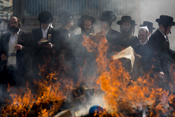 Ultra-Orthodox Jews burn leavened items in a final preparation before the Passover holiday in the Meah Shearim neighborhood, Jerusalem, Friday, April 10, 2017. Religious Jews throughout the world refrain from eating leavened food products and eat the special Matza bread which is without leaven during the eight-day Pesach holiday (Passover), which begins tonight at sunset and commemorates the Israelis' exodus from Egypt some 3,500 years ago and commemorate their ancestors' plight. photo by Yonatan Sindel/Flash90 *** Local Caption *** ????? ??? ????? ??? ????? ??? ?? ???? ????? ??? ????? ???? ??