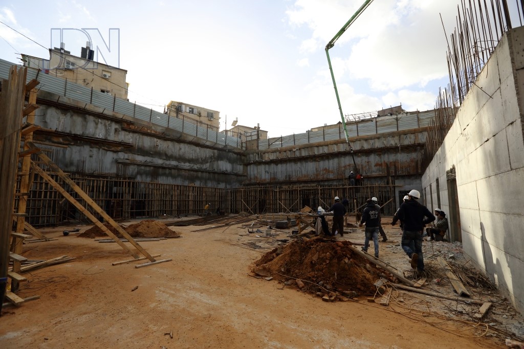 האדמו''ר ממחנובקא בעלזא בסיור באתר בניית ביהמ''ד הגדול בבני ברק (13)