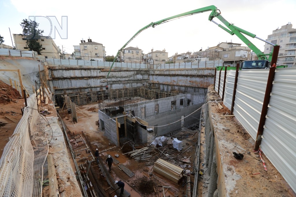 האדמו''ר ממחנובקא בעלזא בסיור באתר בניית ביהמ''ד הגדול בבני ברק (17)