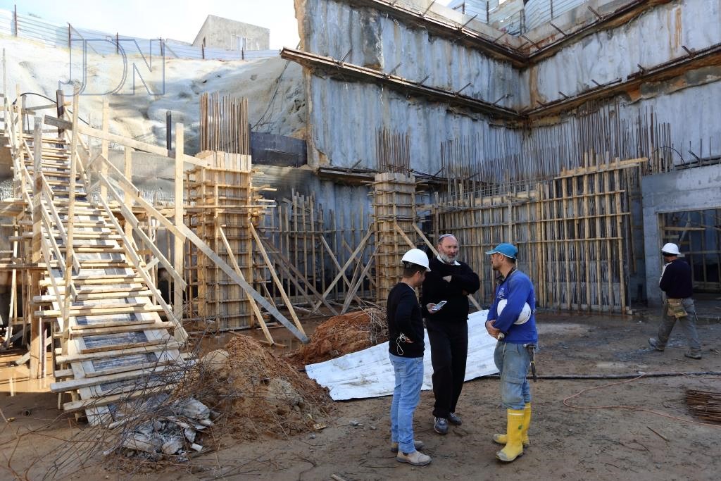 האדמו''ר ממחנובקא בעלזא בסיור באתר בניית ביהמ''ד הגדול בבני ברק (20)