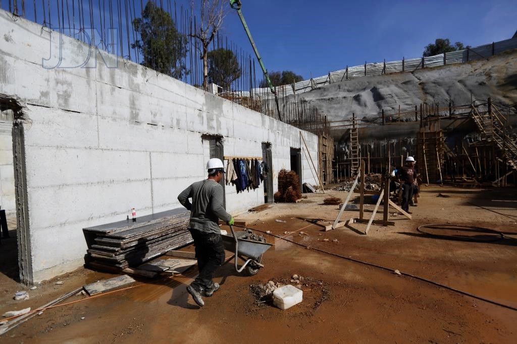 האדמו''ר ממחנובקא בעלזא בסיור באתר בניית ביהמ''ד הגדול בבני ברק (21)