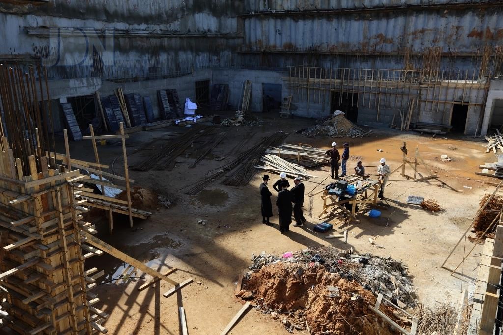 האדמו''ר ממחנובקא בעלזא בסיור באתר בניית ביהמ''ד הגדול בבני ברק (24)