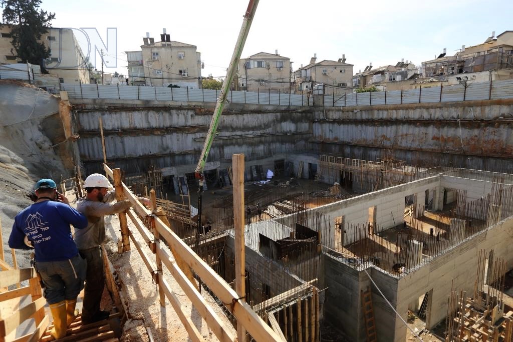 האדמו''ר ממחנובקא בעלזא בסיור באתר בניית ביהמ''ד הגדול בבני ברק (25)