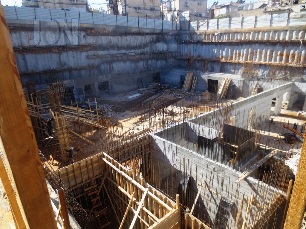 האדמו''ר ממחנובקא בעלזא בסיור באתר בניית ביהמ''ד הגדול בבני ברק (6)