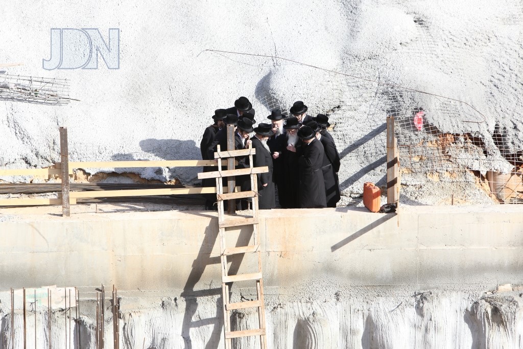האדמו''ר ממחנובקא בעלזא בסיור באתר בניית ביהמ''ד הגדול בבני ברק (8)