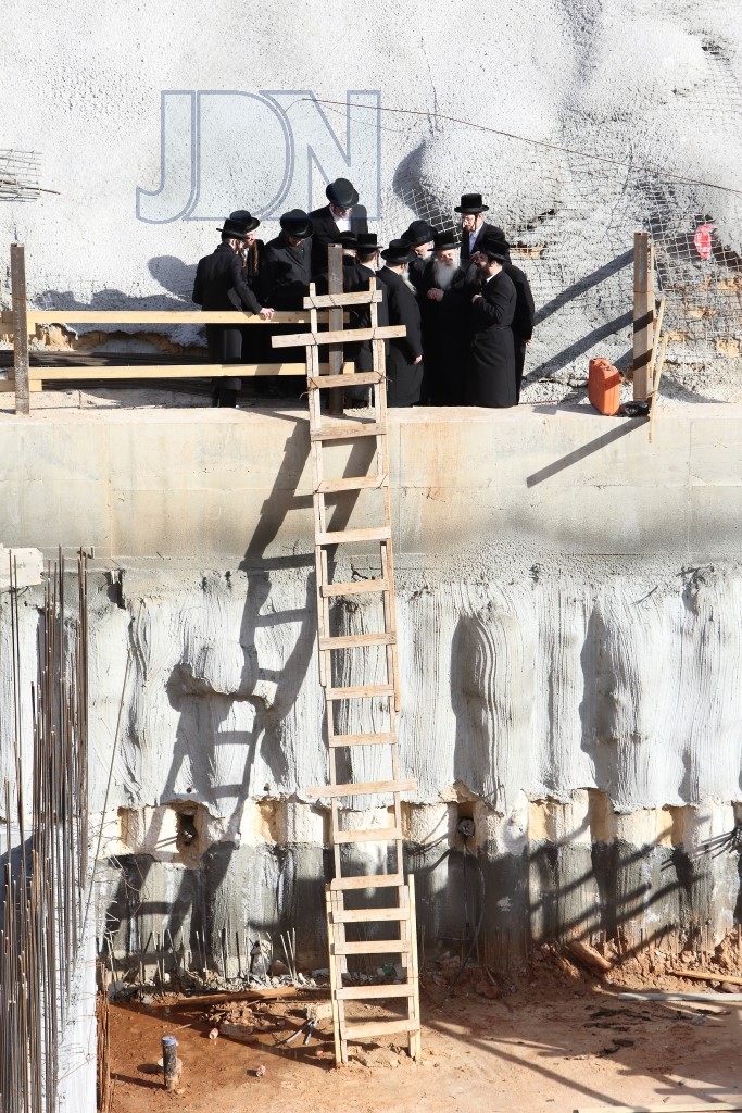 האדמו''ר ממחנובקא בעלזא בסיור באתר בניית ביהמ''ד הגדול בבני ברק (9)