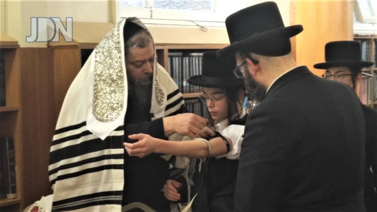 Chust Boston Rebbe at hanachas tefillin for his chossid’s son in Manchester