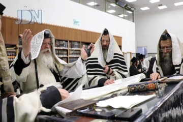 Nadvorna Yerushalayim Rebbe at Krias Megillah