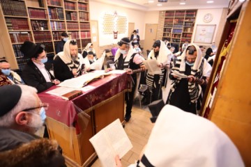 Huge documentation: Purim at Beis Lubavitch in Paris
