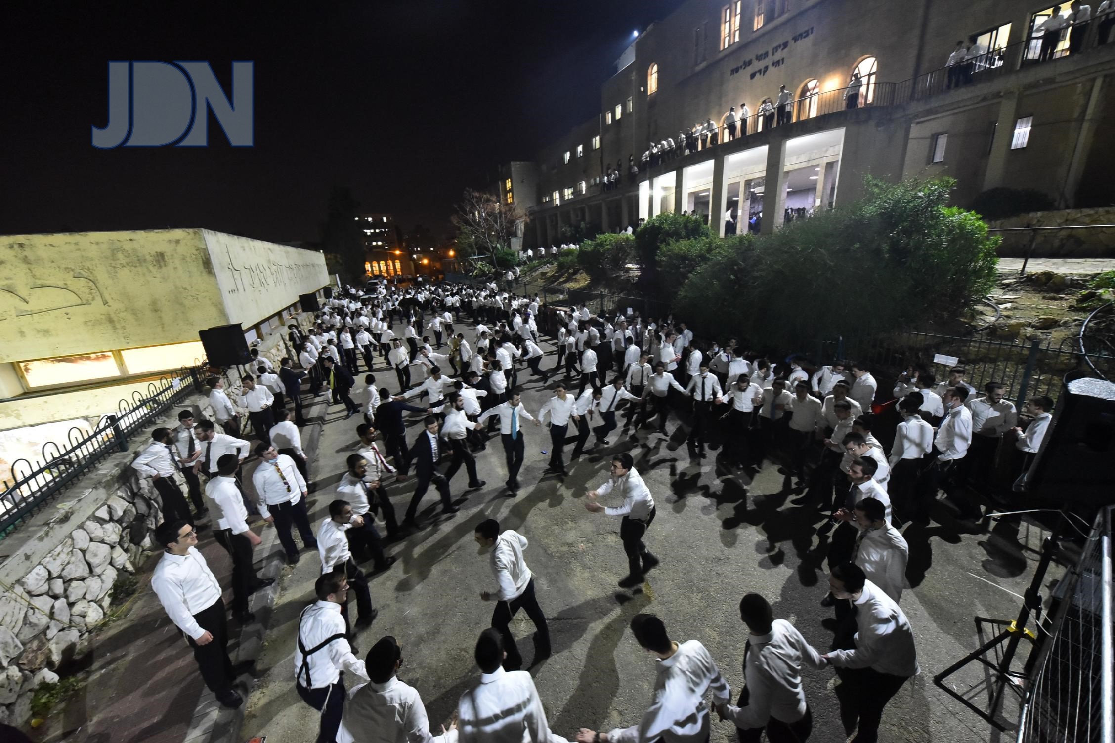 Huge documentation: Simchas Purim at Yeshivas Ponevez