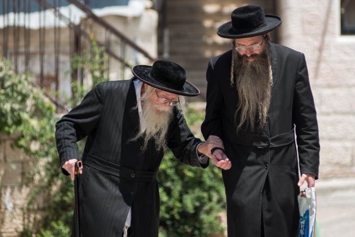 הפינה היומית: שתי דקות על כיבוד הורים עם הרב אהרן רוט • צפו