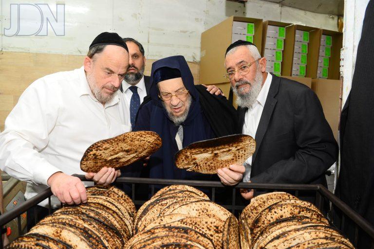 הגר''ב אבוחצירא אפיית מצות אצל קורניצר (8)