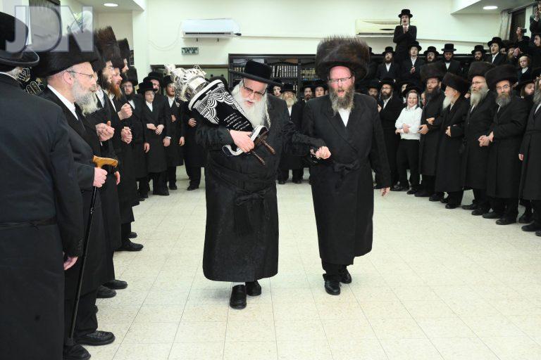 צאנז הכנסת ס''ת (6)