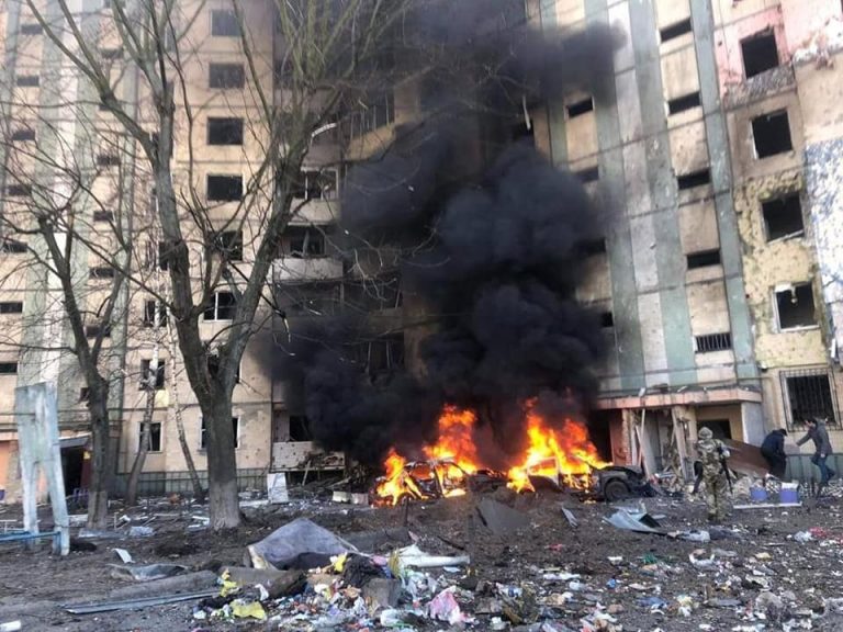 10-storey_house_in_Kyiv_(Sviatoshynskyi_District)_after_shelling,_20_March_2022_(03)