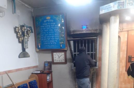 חקירה מהירה: המשטרה עצרה חשוד בניסיון להצתת בית הכנסת ברמלה