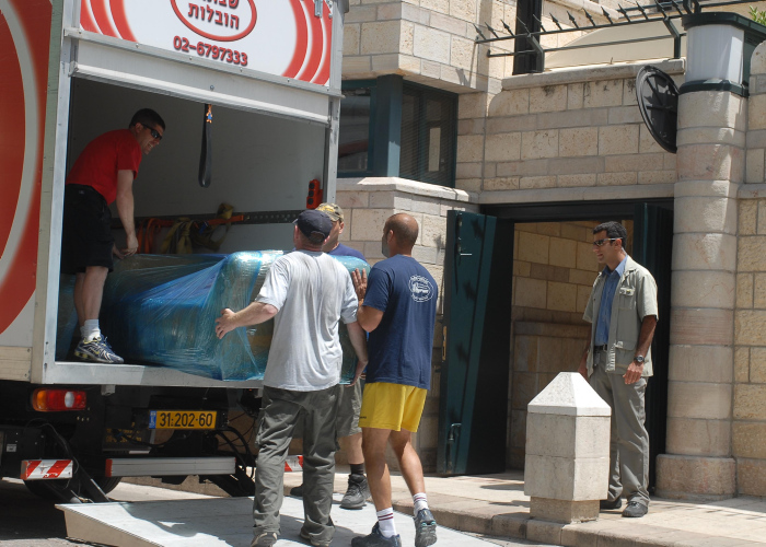 Workers remove all furniture and personal items of Ariel Sharon from the house in Rehavia