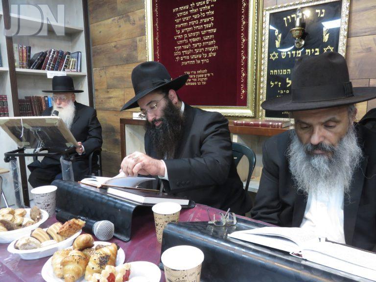 בתפילה עם רבי חיים פינטו (2)