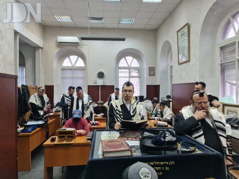 הרב זלצמן ופליטים בתפילה בביהכנ בקישינוב