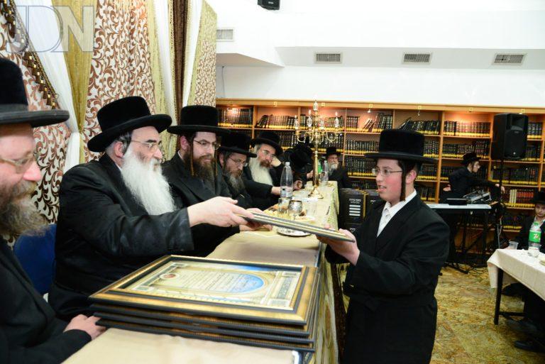 ויז'ניץ אשדוד חלוקת פרסים בישיבה (13)