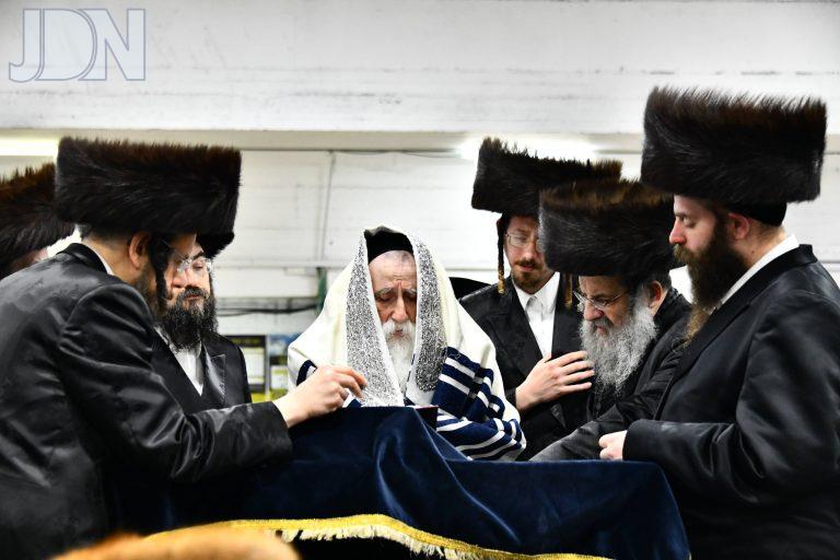 מכנובקא בעלזא קריאת המגילה (6)