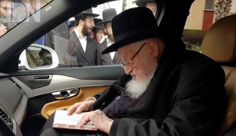 מרן הגרמ''צ ברגמן במסע הלווית מרן שר התורה זיע''א (2)