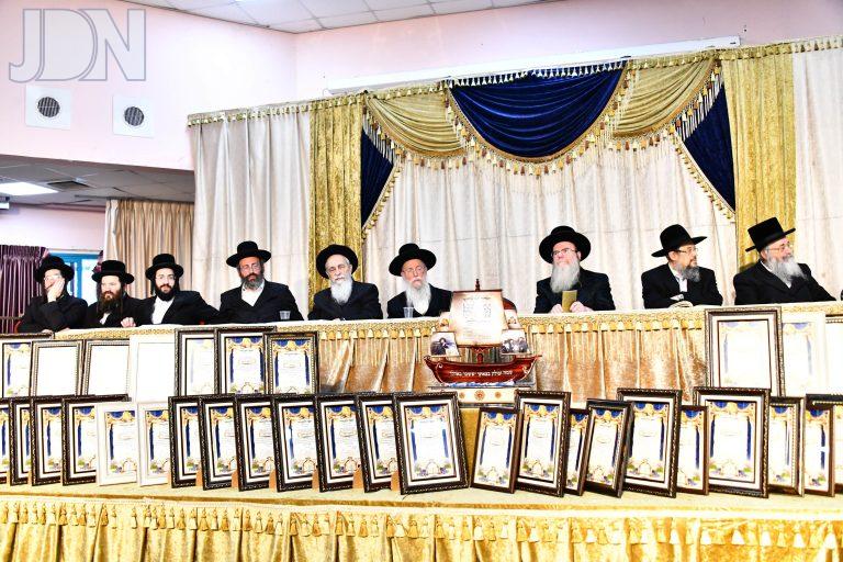 ת''ת כלל חסידי קרית הבעש''ט חלוקת תעודות (28)