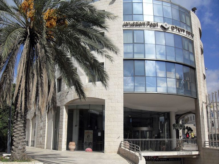 Jerusalem_Pearl_hotel_palm_tree