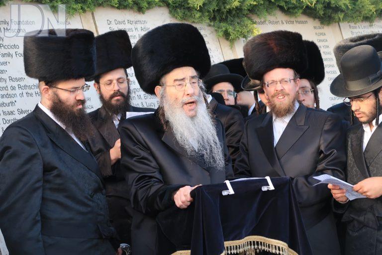 אלכסנדר בתפילה מול מקום המקדש (2)
