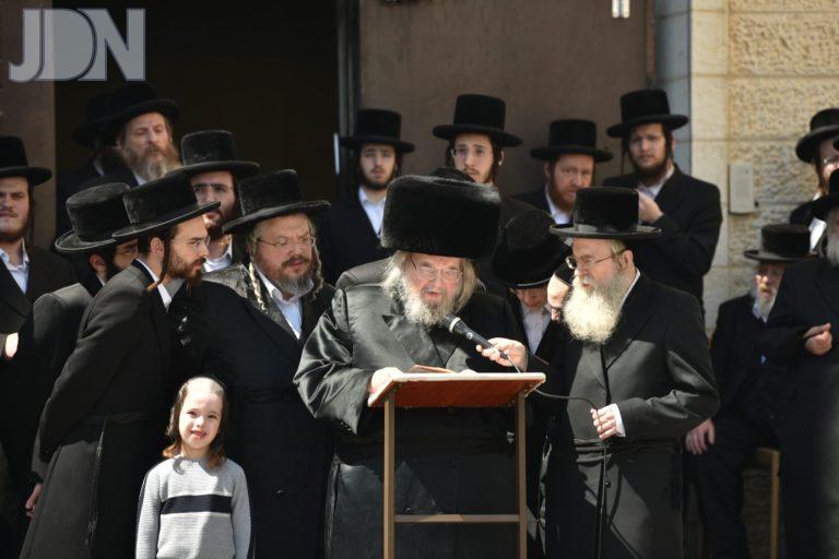 בעלזא מכירת ושריפת חמץ (10)