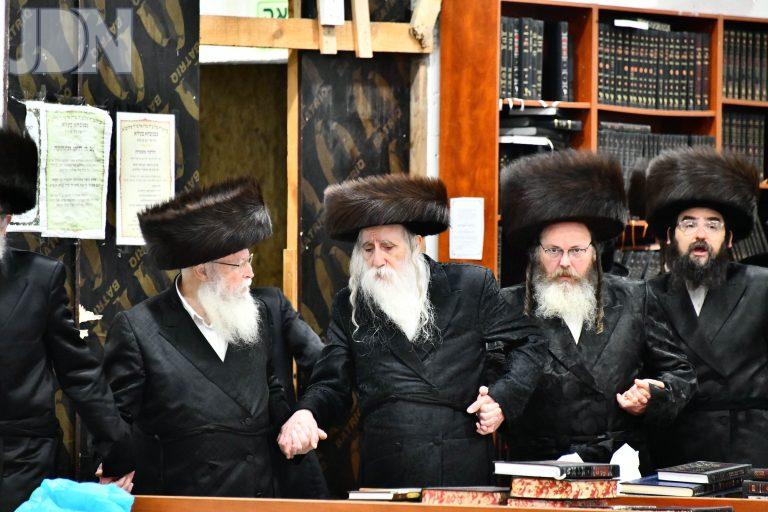 מכנובקא בעלזא נעילת החג פסח (12)