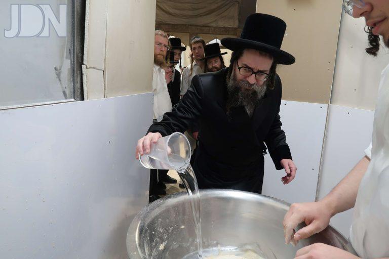 סקולען ירושלים אפיית מצות (5)