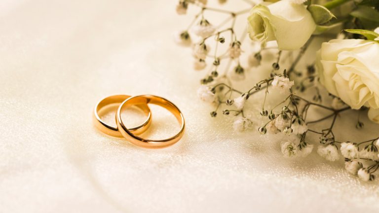 elegant-flowers-bouquet-engagement-rings